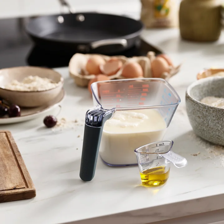 Das Align Messbecher-Set von Joseph Joseph besteht aus einem großen und kleinen Becher