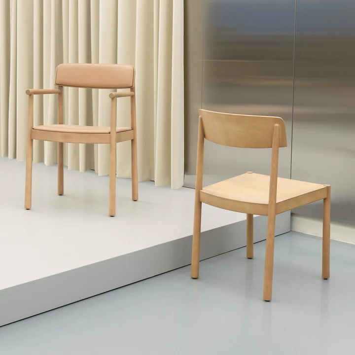 Die natürlich lackierten Timb Stühle von Normann Copenhagen