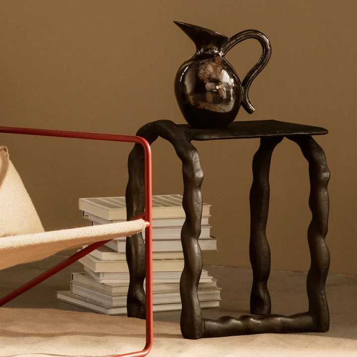 Die Verso Karaffe von Ferm Living auf einem rustikalen Beistelltisch