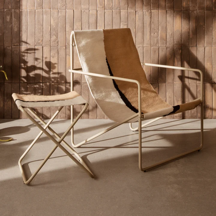 Der Desert Hocker und Lounge Chair von Ferm Living in Kombination