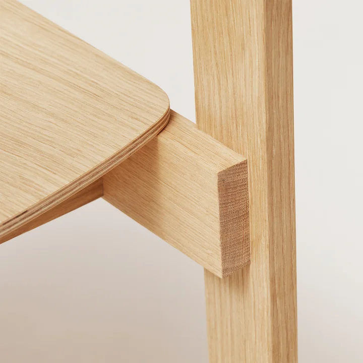 Skandinavischer, bequemer Holzstuhl