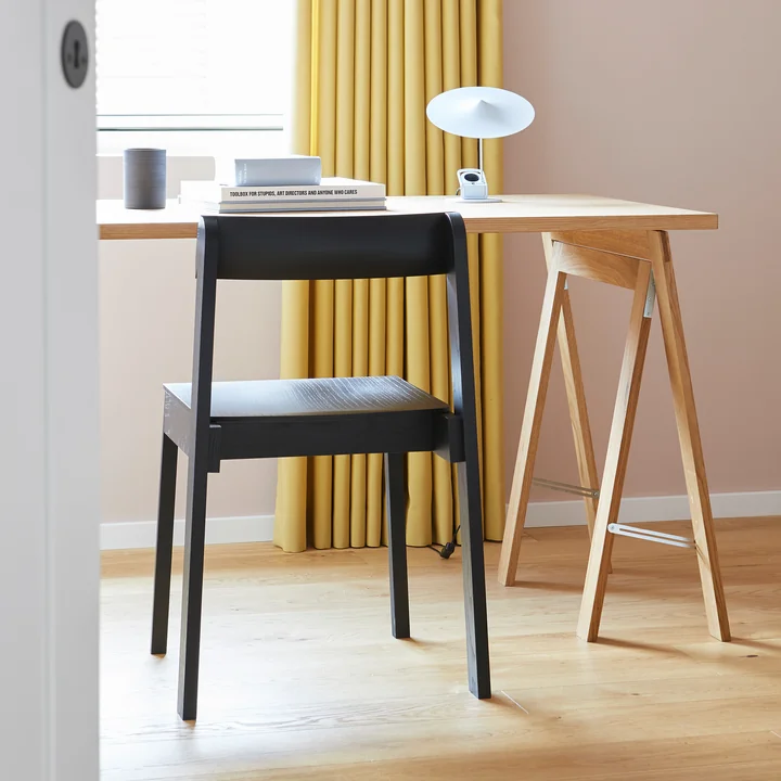 Skandinavisches Holzdesign in Natur und Schwarz