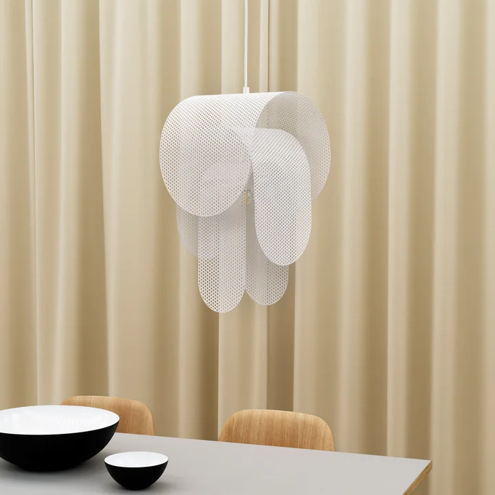 Die Superpose Pendelleuchte von Normann Copenhagen erscheint semitransparent