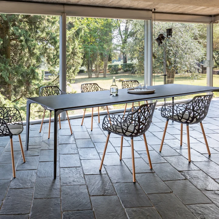 Moderner Armlehnstuhl mit Holzgestell