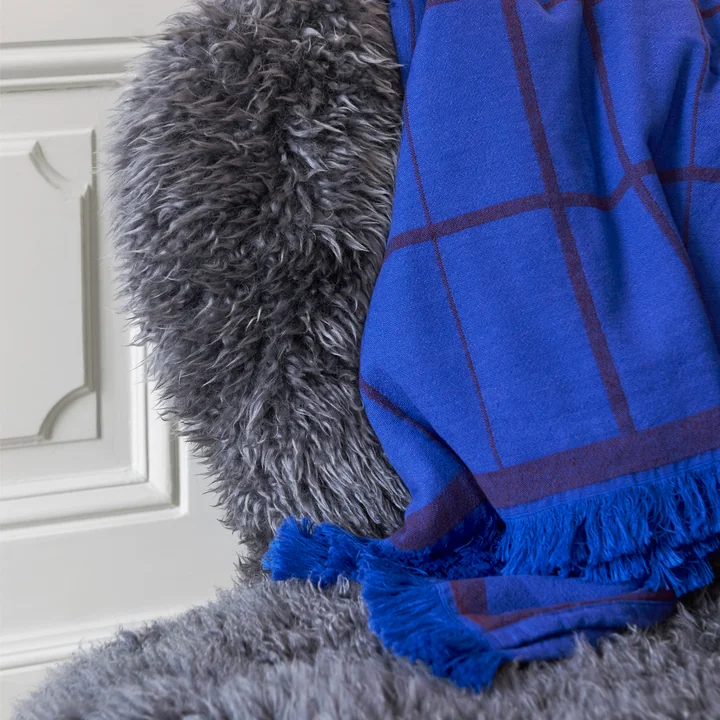 Die Untitled AP10 Tagesdecke von &Tradition auf einem grauen Fell