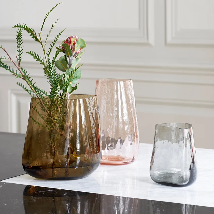 Die Kante der Collect Glas Vase von &Tradition kontrastiert mit ihrer organischen Form
