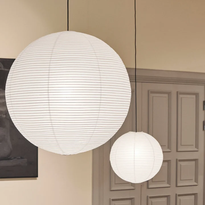 Der Rice Paper Lampenschirm von HAY mit zarter Rillenstruktur