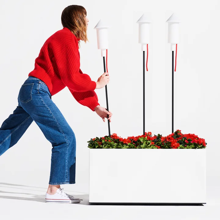 Die Prêt a Racket Solarleuchte von Fatboy in einem großen Topf mit Erde