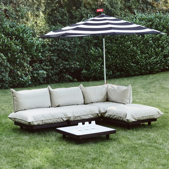 Das Paletti Outdoor Sofa von Fatboy auf dem Rasen im Garten