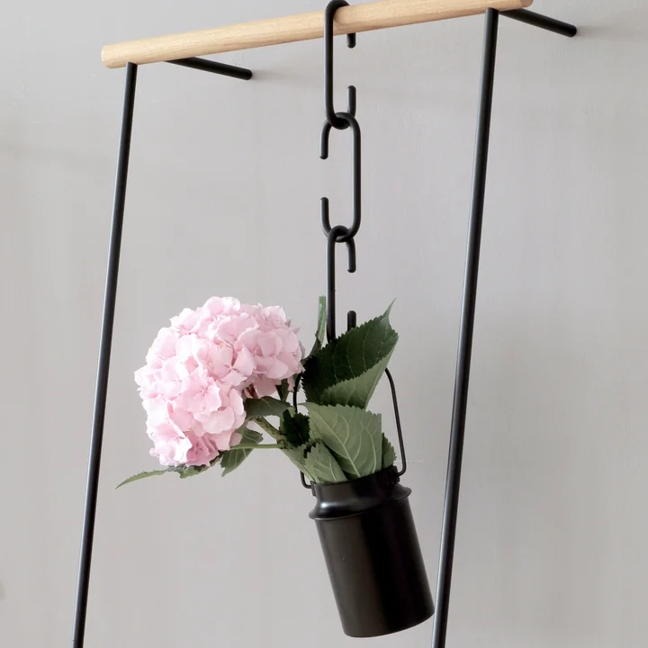 Minimalistische Garderobe für Kleidung und Deko