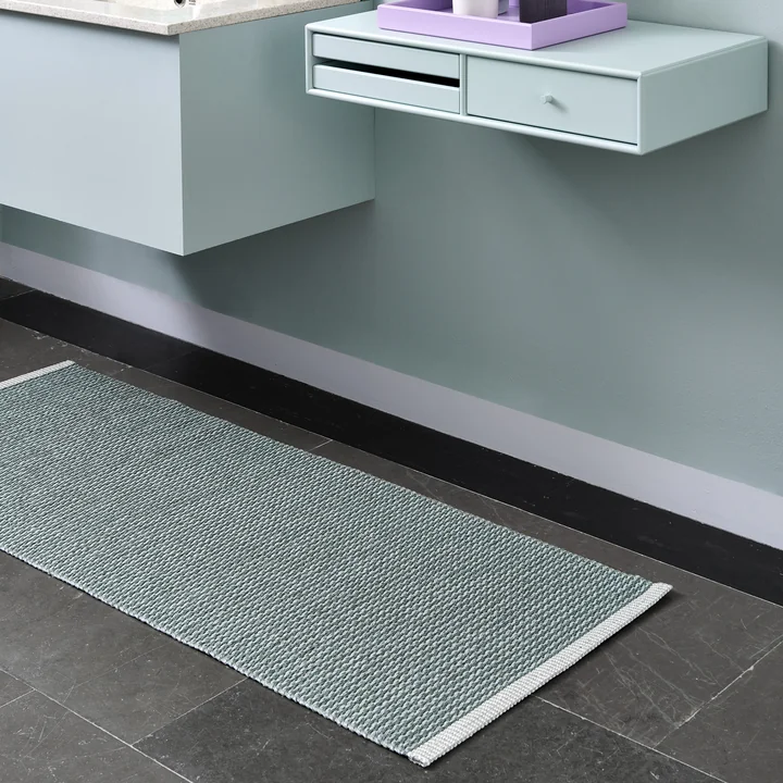 Der Mono Teppich von Pappelina im Flur