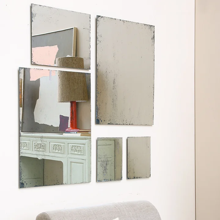 Die verschiedenen Antik Optik Spiegel von HKliving über dem Sofa