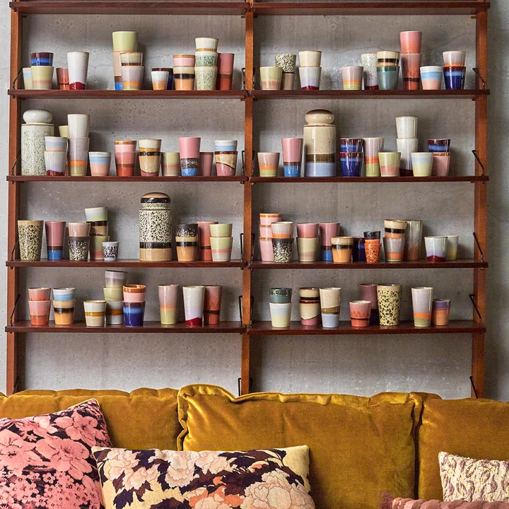 Viele 70's Kaffee Tassen & Becher von HKliving in einem Wandregal