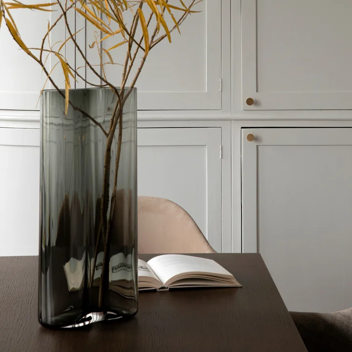 Die Aer Vase von Audo mit Sträuchern auf dem Tisch 