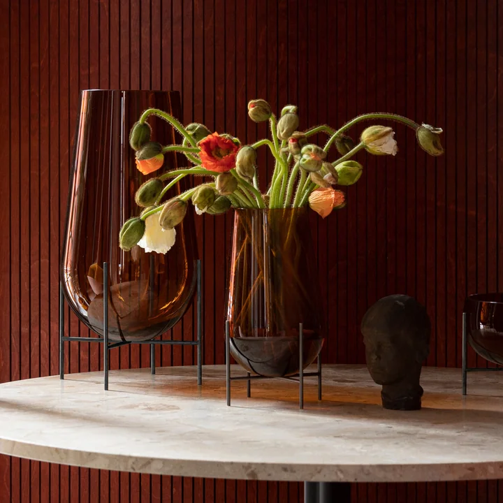 Die Echasse Vase von Audo in amber mit Mohnblumen