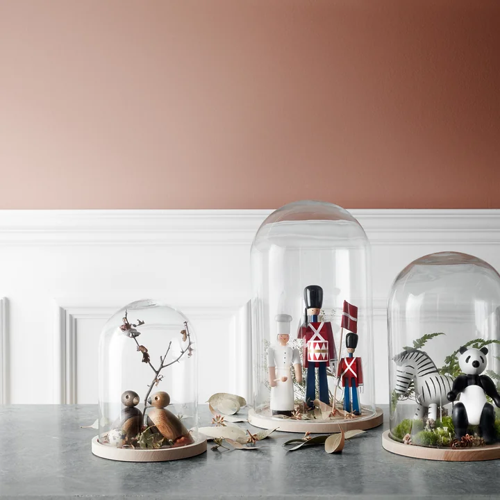 Zeitloser Gardist aus bemalter Buche