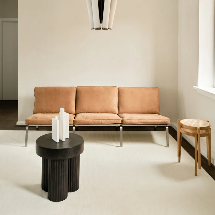 Der Gear Beistelltisch von Norr11 wird von Hand bemalt