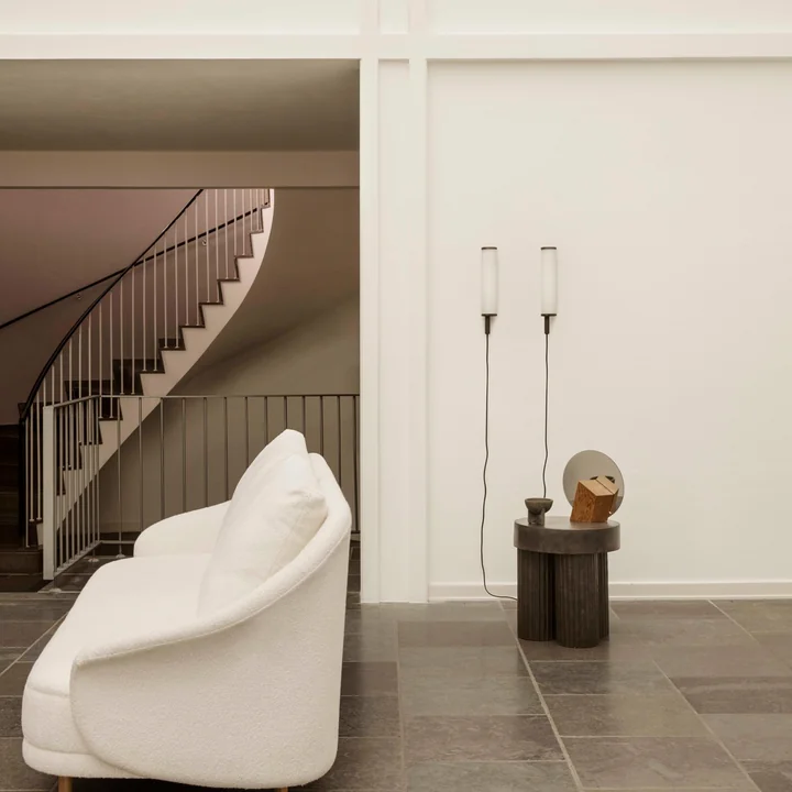 Der Gear Beistelltisch von Norr11 spiegelt architektonische Elemente wider