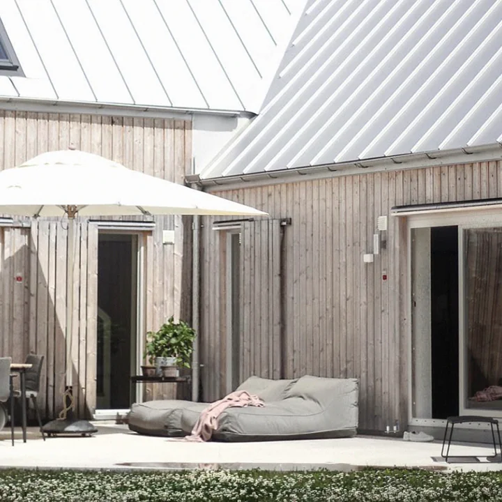 Der widerstandsfähige Storm Outdoor Lounge Chair von Norr11 auf der Terrasse