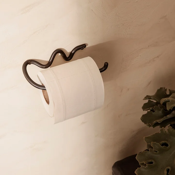 Curvature Toilettenpapierhalter von Ferm Living in schwarz