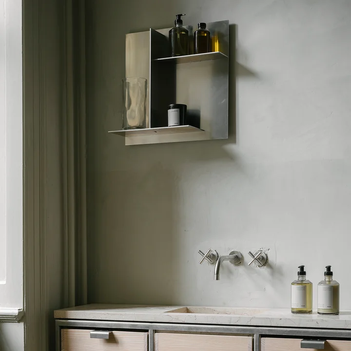 Rivet Typecase Wandablage von Frama in Aluminium