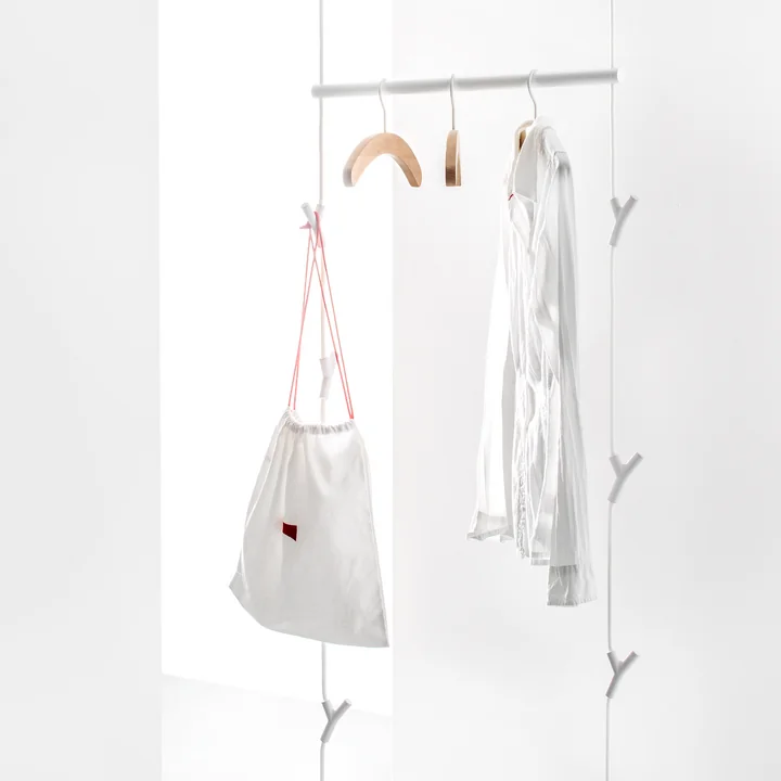 Die Wardrope Garderobenstange von Authentics mit vielen Accessoires