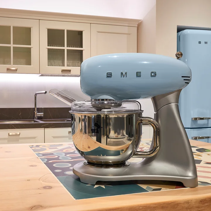 Küchenmaschine SMF02 von Smeg in pastellblau