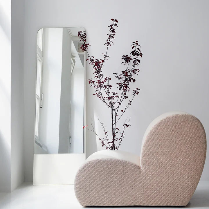 Minimalistischer Spiegel mit Holzstütze