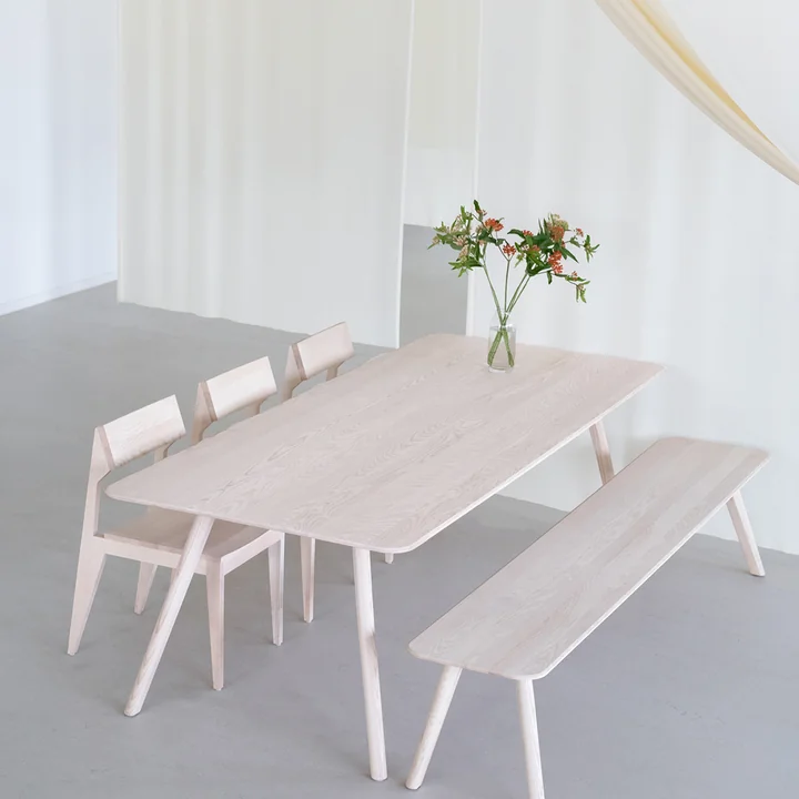 Schlanke bank aus Massivholz