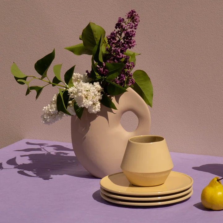 Keramikvase auf dem Esstisch