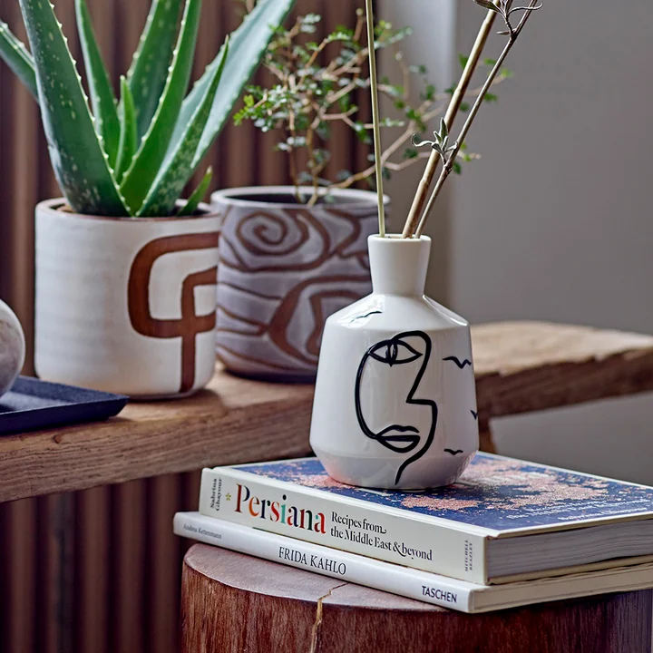 Norma Vase, H 15,5 cm in weiß und der Lija Blumentopf von Bloomingville