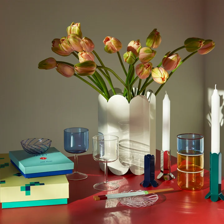 Das Tint Weinglas von HAY in unterschiedlichen Farben