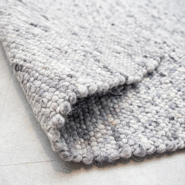 Filzkugelteppich Pebble aus der Collection in grau meliert