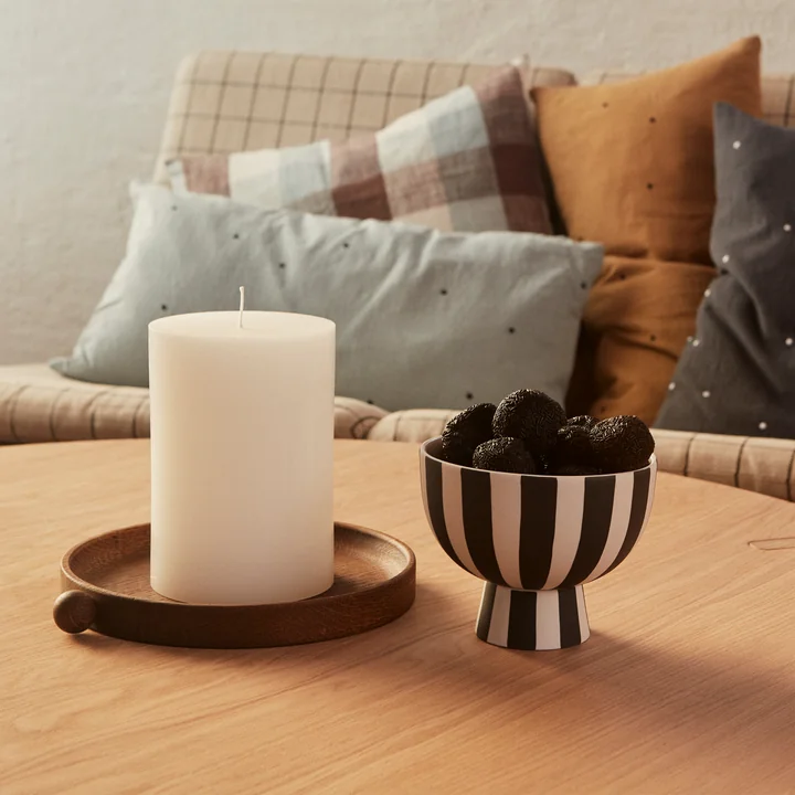 Toppu Schale Ø 12,6 x H 10 cm in weiß / schwarz und Inka Holztablett von OYOY