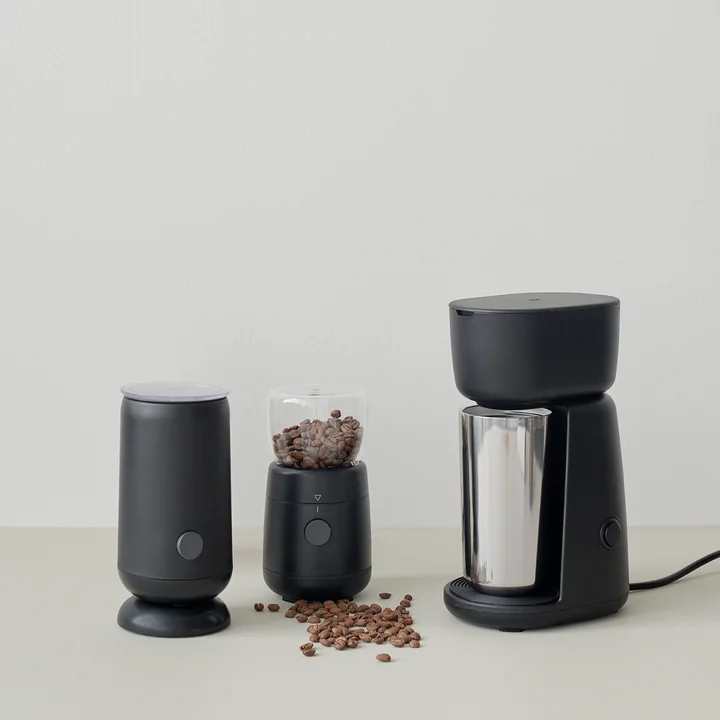 Milchaufschäumer, Kaffeemühle und Kaffeemaschine von Rig-Tig by Stelton in der Ambienteansicht, schwarz.