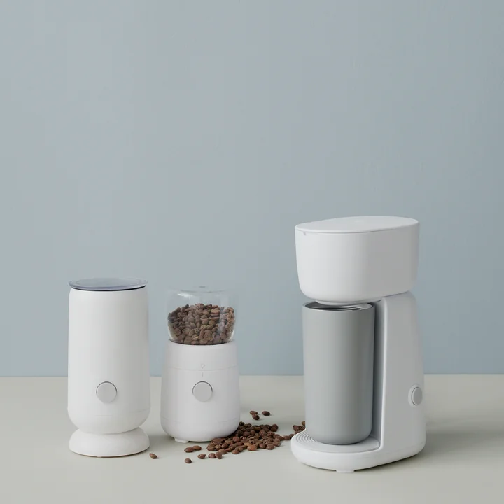 Milchaufschäumer, Kaffeemühle und Kaffeemaschine von Rig-Tig by Stelton in der Ambienteansicht, weiß.