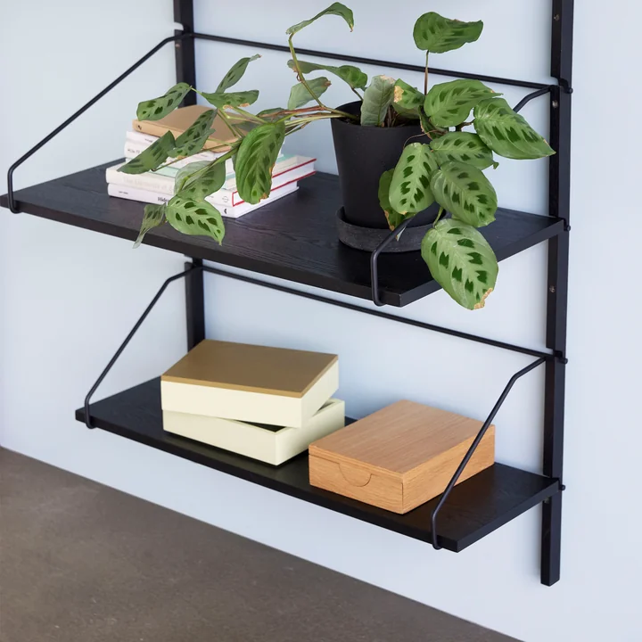 Schicke Aufbewahrungskiste im Regal 