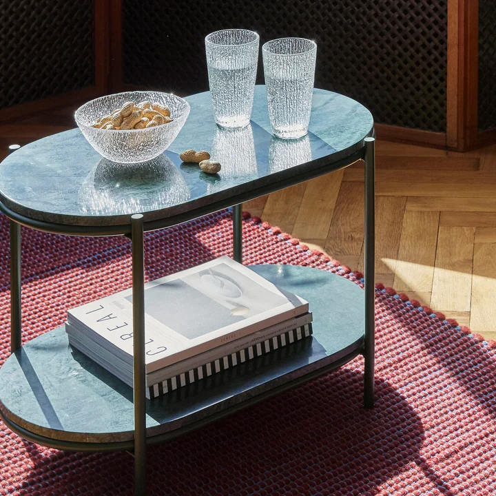 Zeitloser Beistelltisch in klassischem Ambiente