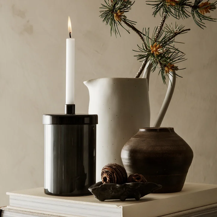 Die Countdown to Christmas Weihnachtskalenderkerze und der Flow Krug von Ferm Living