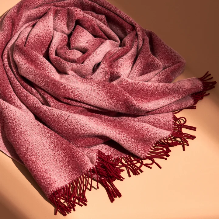 Tide Tagesdecke von Schneid in burgundy & blush