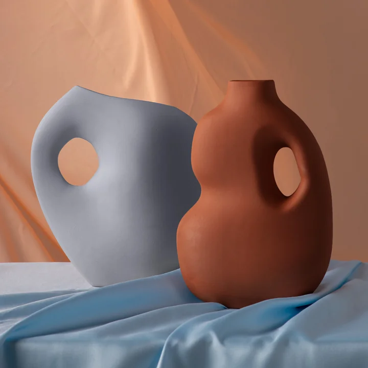 Aura Vase I in powder blue und Vase II in rust von Schneid