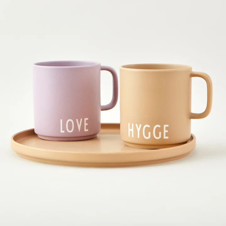 Design Letters - AJ Favourite Porzellan Becher mit Henkel, Love / lavendel - Hygge / beige