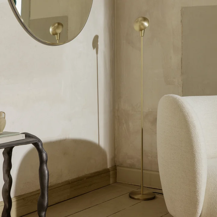 Tiny Stehleuchte von Ferm Living in der Ausführung Messing