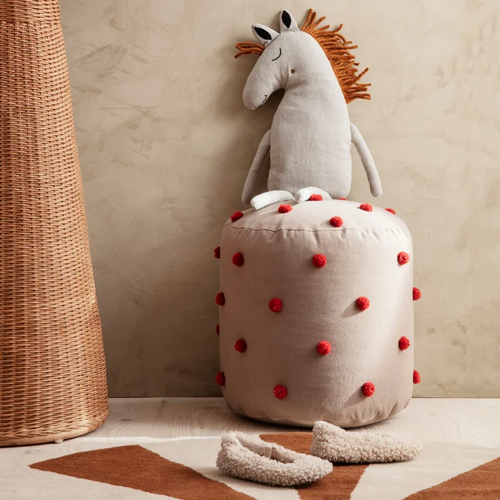 Dot Pouf von Ferm Living in der Ausführung caramel / rot