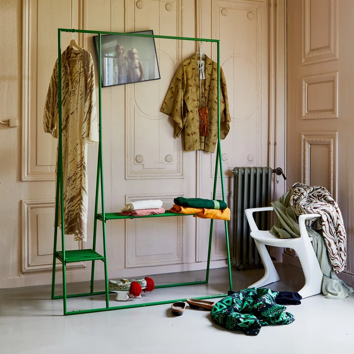 Garderobe mit Kleiderbügeln und Garderobenhaken von HKliving in der Farbe fern green