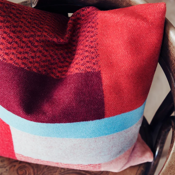 Mikkel Kissen 50 x 50 cm von Røros Tweed in rot