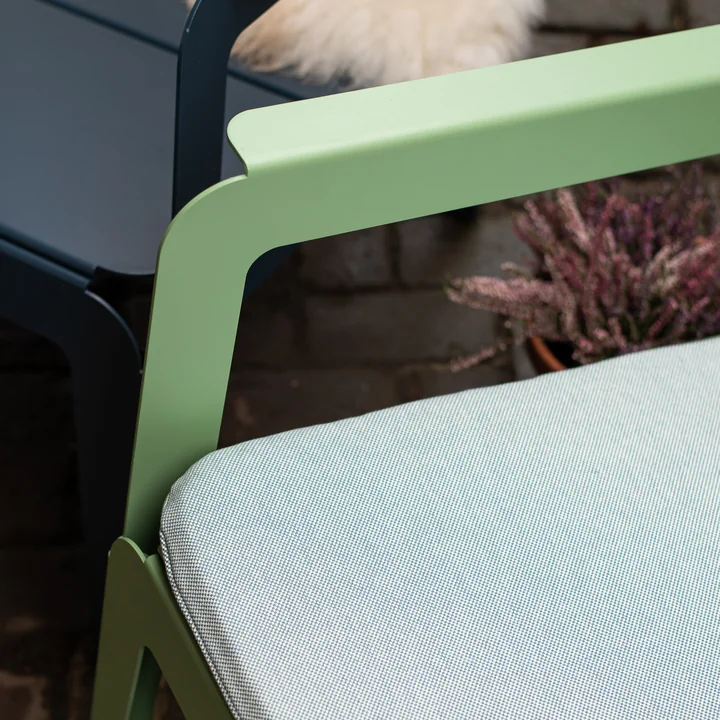 Bended Lounger Outdoor-Loungestuhl von Weltevree in der Farbe pale green