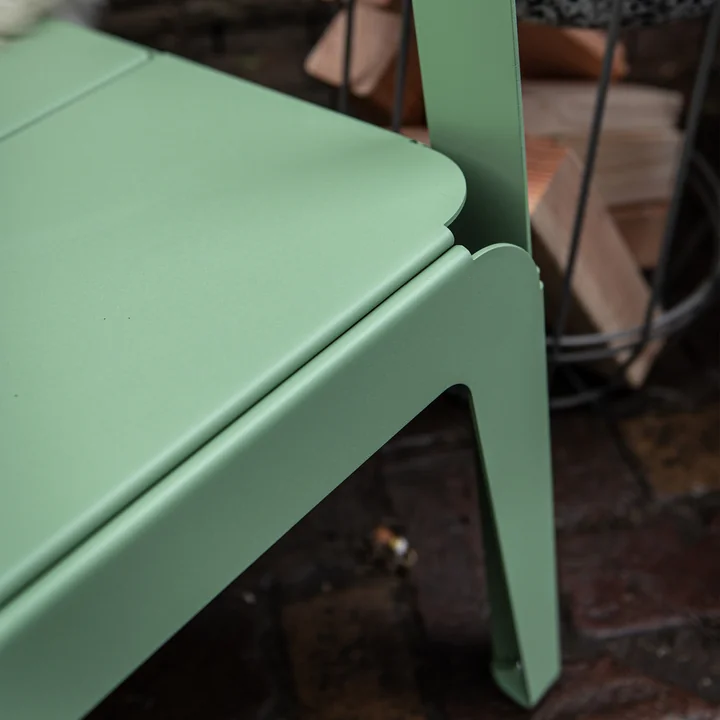 Bended Lounger Outdoor-Loungestuhl von Weltevree in der Farbe pale green