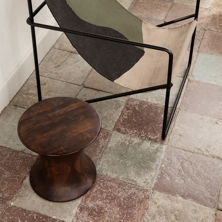 Spin Hocker von Ferm Living in der Farbe braun