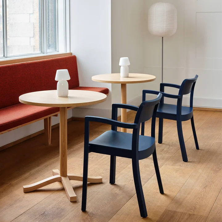 Pastis Armlehnenstuhl, Esstisch, Apollo Tischleuchte, Common Stehleuchte von HAY